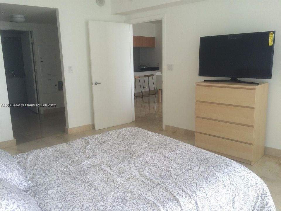 For Sale: $325,000 (1 beds, 1 baths, 791 Square Feet)