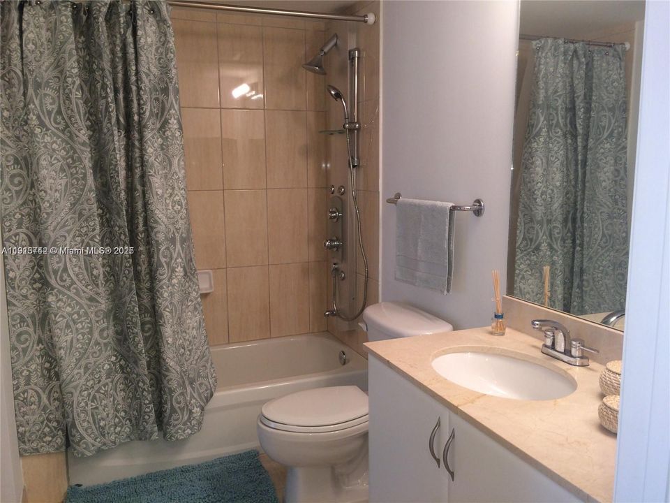 For Sale: $325,000 (1 beds, 1 baths, 791 Square Feet)