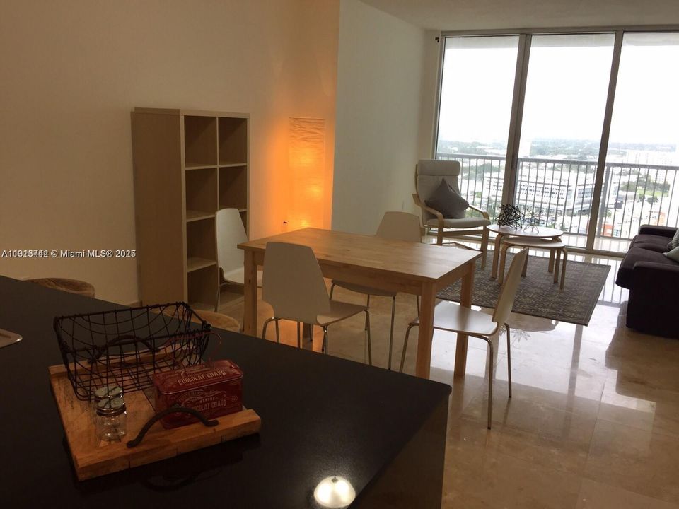 For Sale: $325,000 (1 beds, 1 baths, 791 Square Feet)