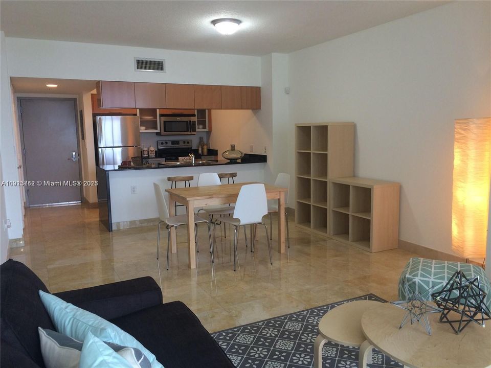 For Sale: $325,000 (1 beds, 1 baths, 791 Square Feet)