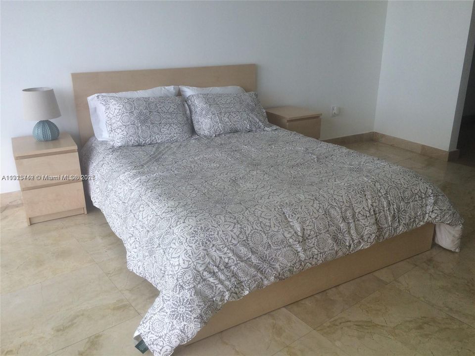 For Sale: $325,000 (1 beds, 1 baths, 791 Square Feet)