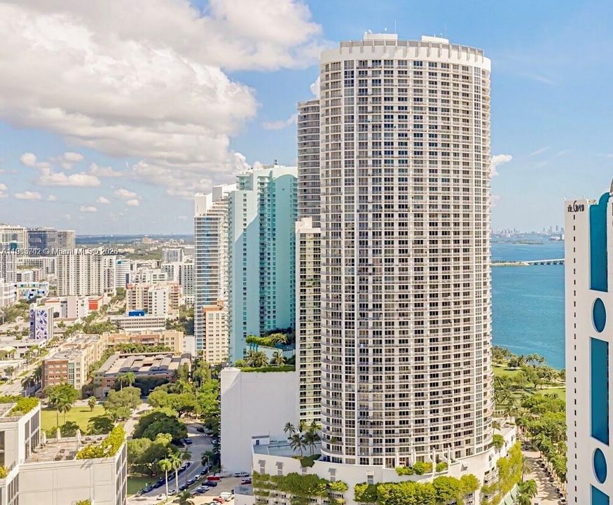 For Sale: $325,000 (1 beds, 1 baths, 791 Square Feet)