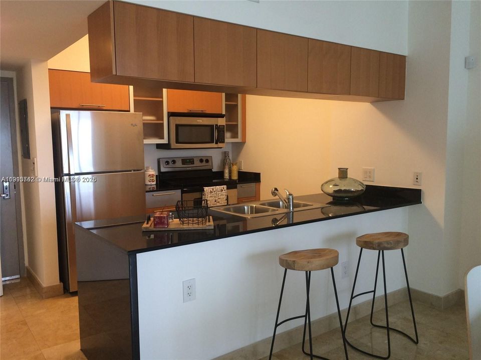 For Sale: $325,000 (1 beds, 1 baths, 791 Square Feet)