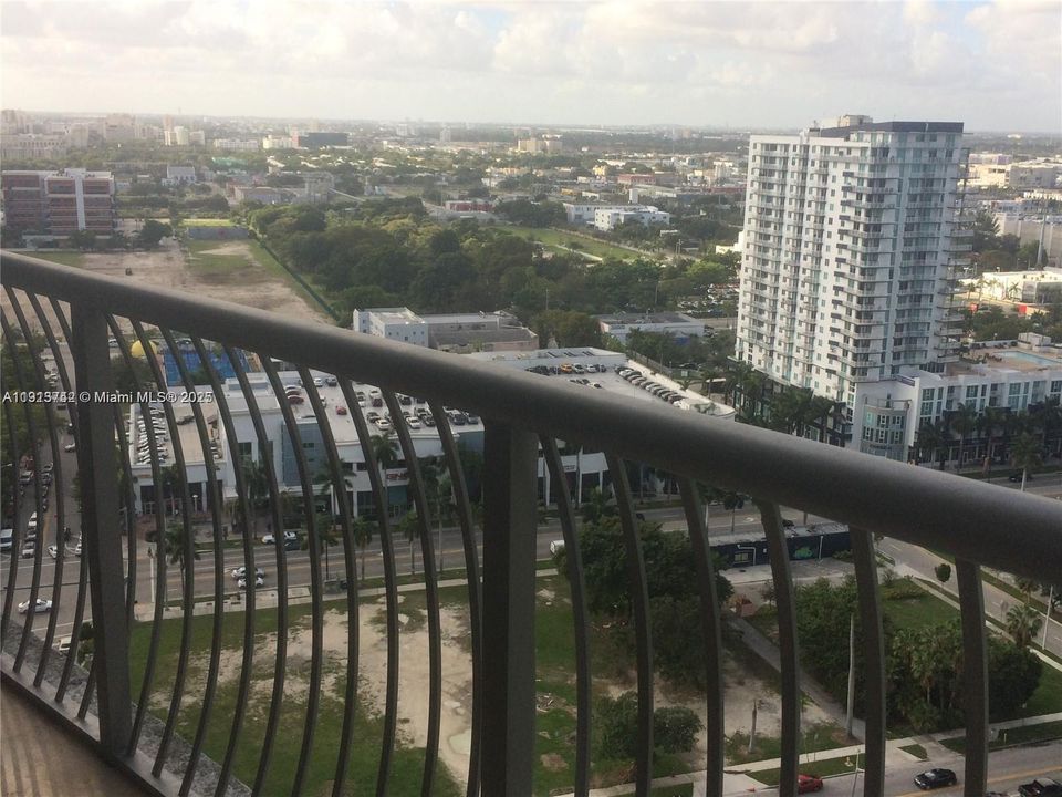 For Sale: $325,000 (1 beds, 1 baths, 791 Square Feet)