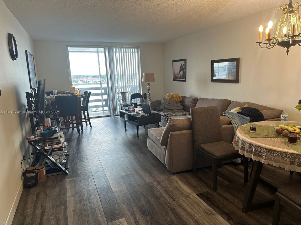 For Sale: $140,000 (1 beds, 1 baths, 921 Square Feet)