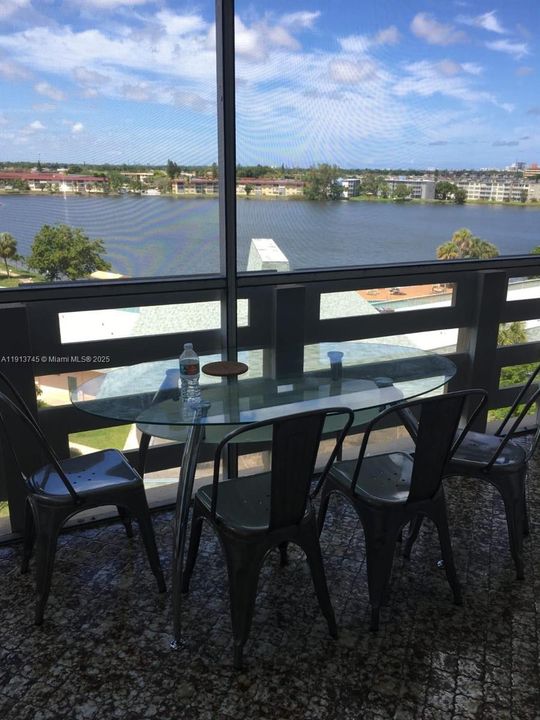 For Sale: $140,000 (1 beds, 1 baths, 921 Square Feet)