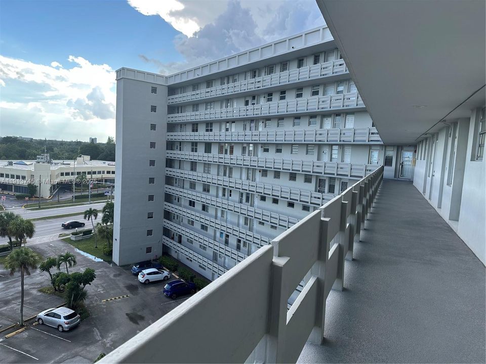 For Sale: $140,000 (1 beds, 1 baths, 921 Square Feet)