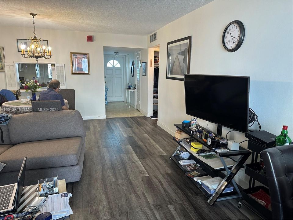 For Sale: $140,000 (1 beds, 1 baths, 921 Square Feet)