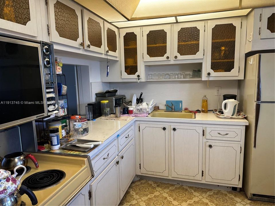 For Sale: $140,000 (1 beds, 1 baths, 921 Square Feet)