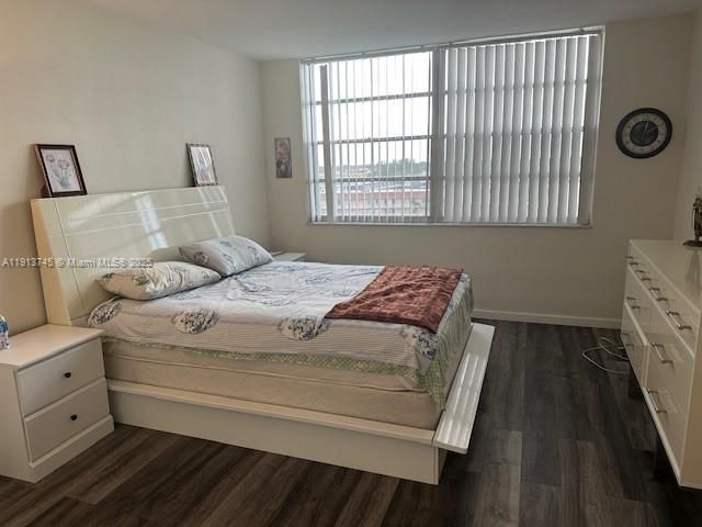 For Sale: $140,000 (1 beds, 1 baths, 921 Square Feet)
