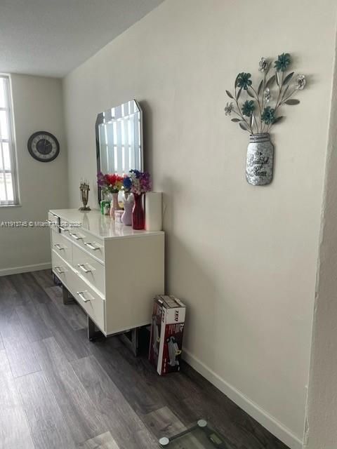 For Sale: $140,000 (1 beds, 1 baths, 921 Square Feet)