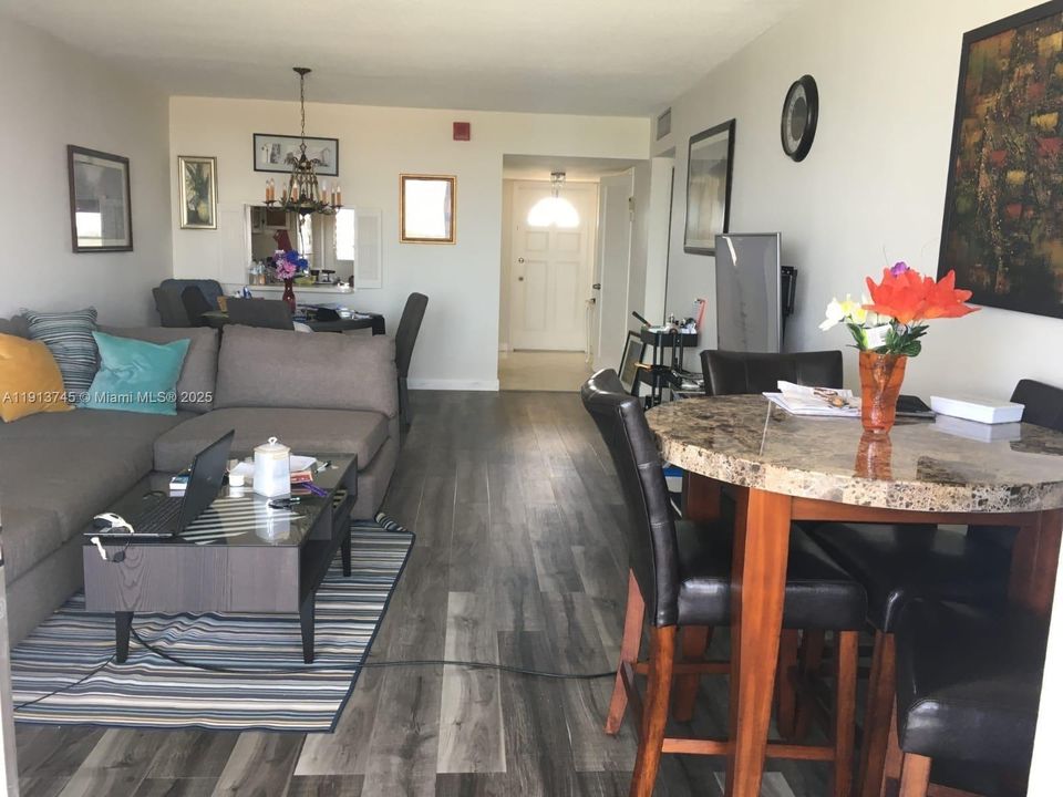 For Sale: $140,000 (1 beds, 1 baths, 921 Square Feet)
