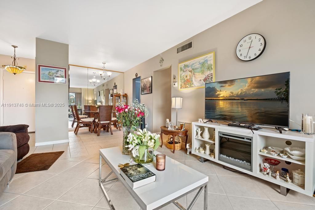 En Renta: $1,700 (2 camas, 2 baños, 930 Pies cuadrados)