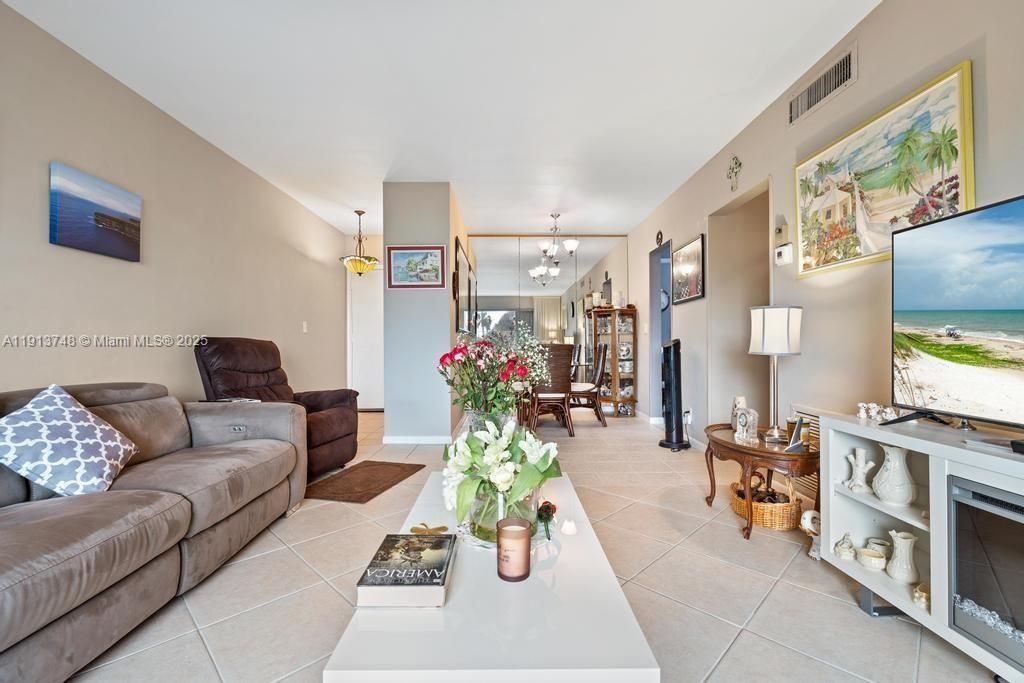 En Renta: $1,700 (2 camas, 2 baños, 930 Pies cuadrados)