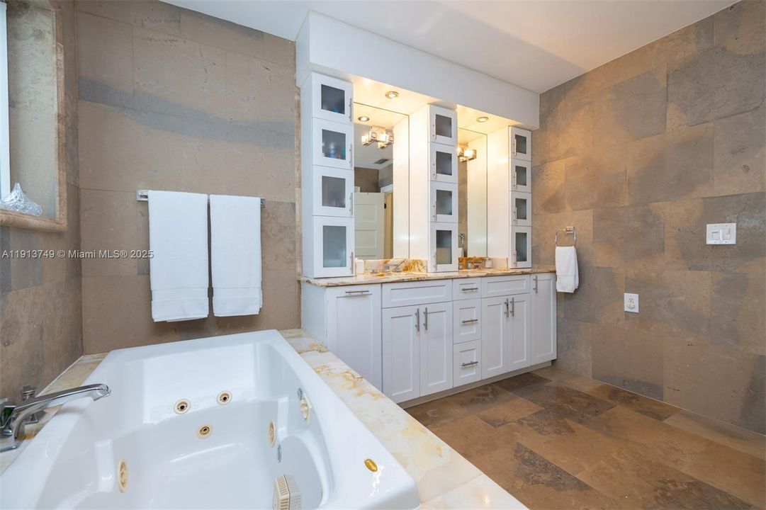 待售: $1,529,000 (4 贝兹, 3 浴室, 3218 平方英尺)