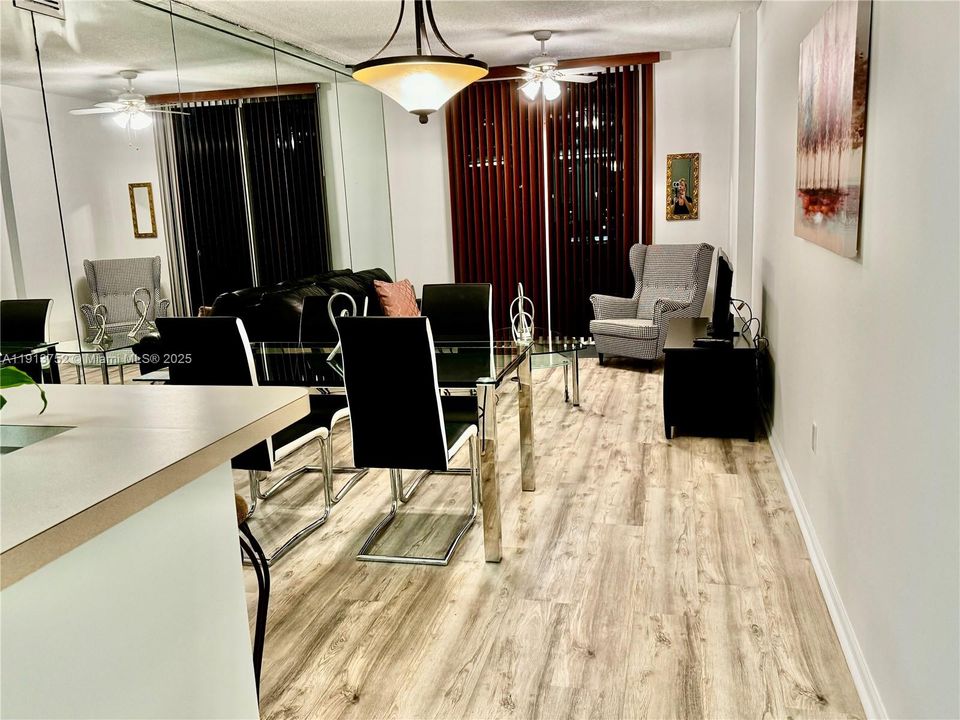 待售: $340,000 (1 贝兹, 1 浴室, 640 平方英尺)