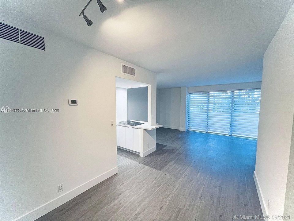 Active With Contract: $2,300 (1 beds, 1 baths, 831 Square Feet)