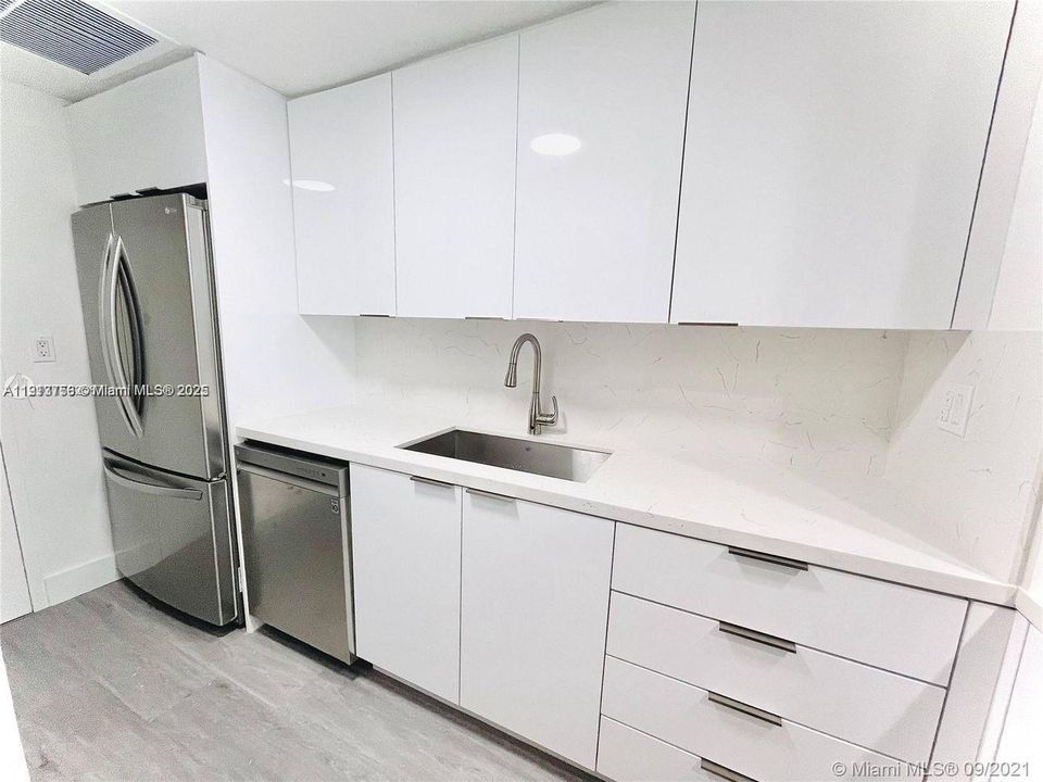 Active With Contract: $2,300 (1 beds, 1 baths, 831 Square Feet)