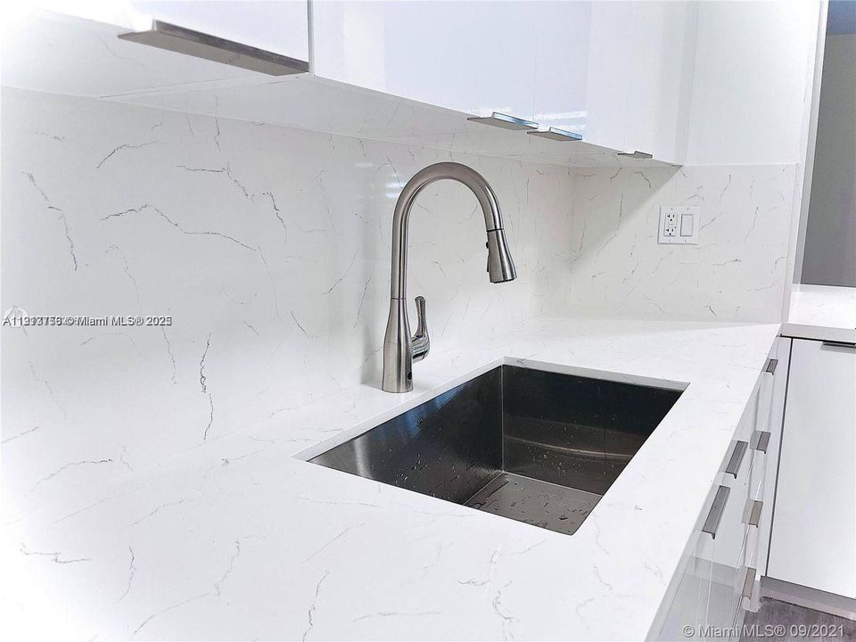 Active With Contract: $2,300 (1 beds, 1 baths, 831 Square Feet)