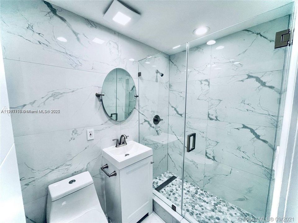 Active With Contract: $2,300 (1 beds, 1 baths, 831 Square Feet)