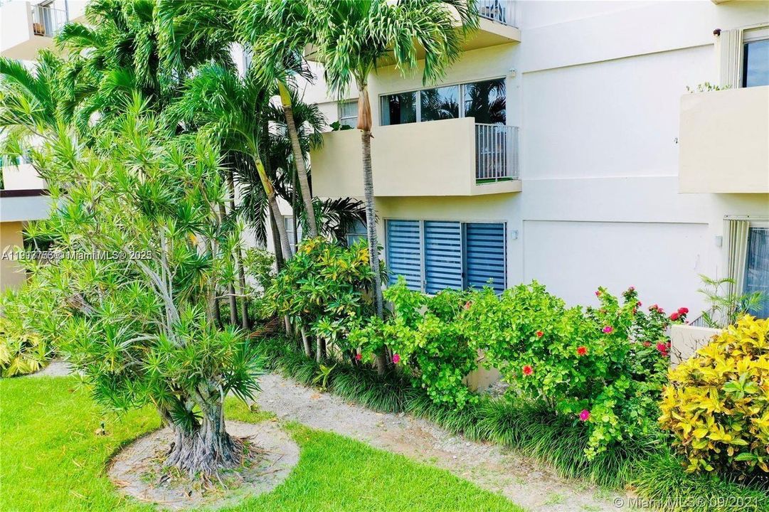 Active With Contract: $2,300 (1 beds, 1 baths, 831 Square Feet)