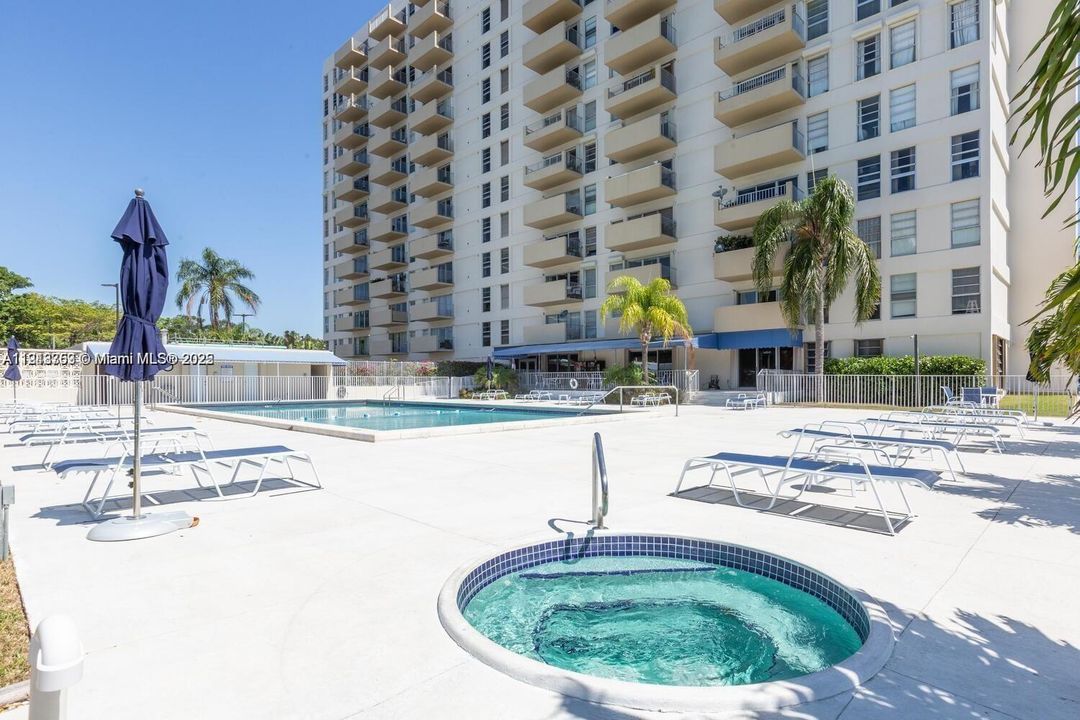 Active With Contract: $2,300 (1 beds, 1 baths, 831 Square Feet)