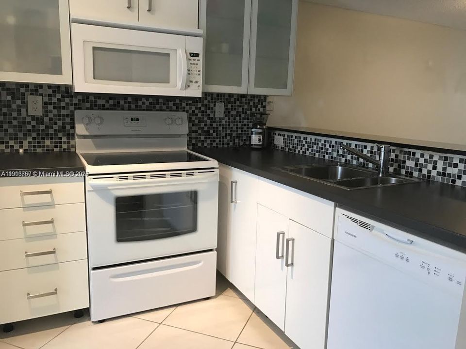 For Rent: $2,400 (2 beds, 2 baths, 1158 Square Feet)