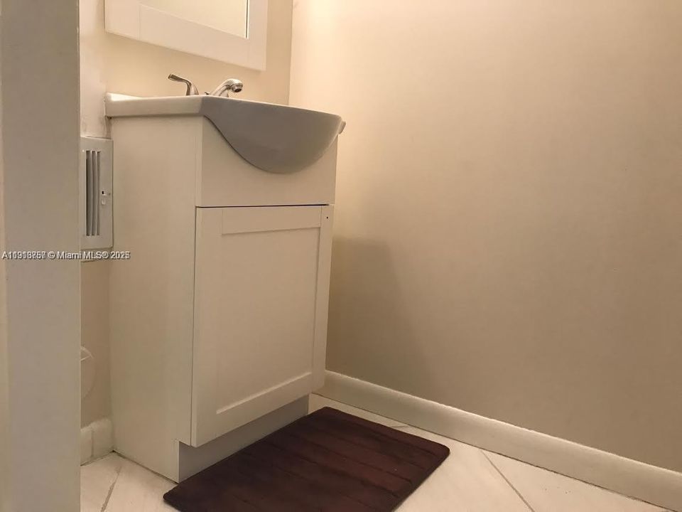 For Rent: $2,400 (2 beds, 2 baths, 1158 Square Feet)