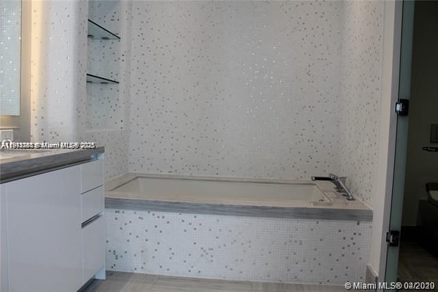 В аренду: $15,400 (2 спален, 2 ванн, 1704 Квадратных фут)