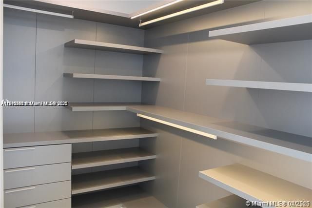 В аренду: $15,400 (2 спален, 2 ванн, 1704 Квадратных фут)