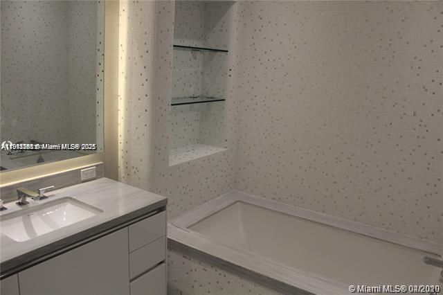 В аренду: $15,400 (2 спален, 2 ванн, 1704 Квадратных фут)