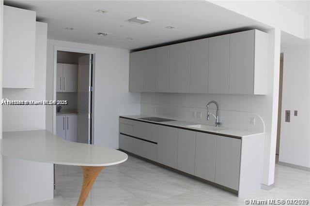 В аренду: $15,400 (2 спален, 2 ванн, 1704 Квадратных фут)