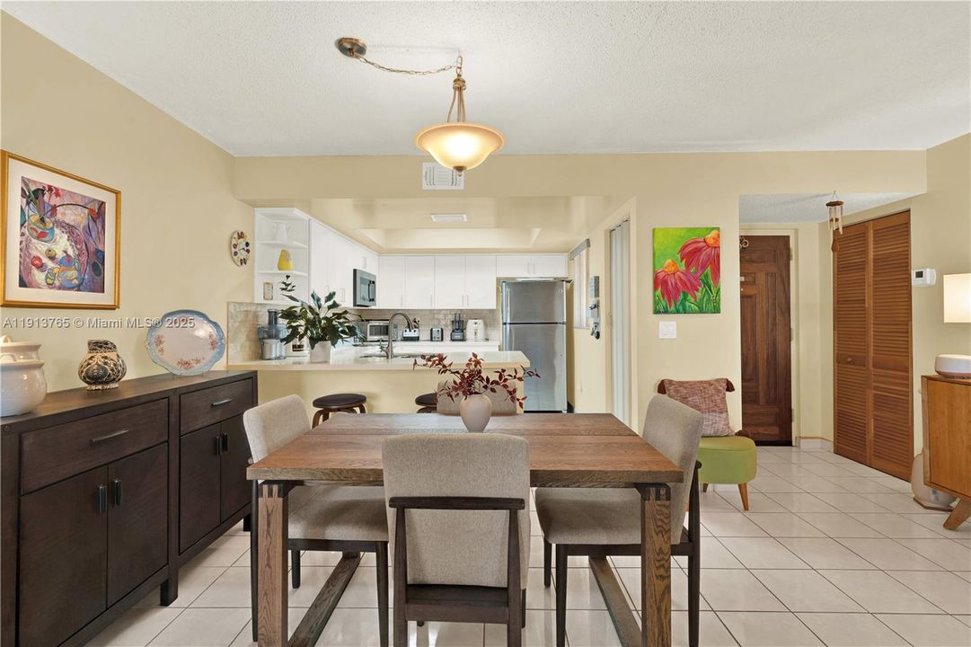 For Sale: $352,000 (3 beds, 2 baths, 1215 Square Feet)