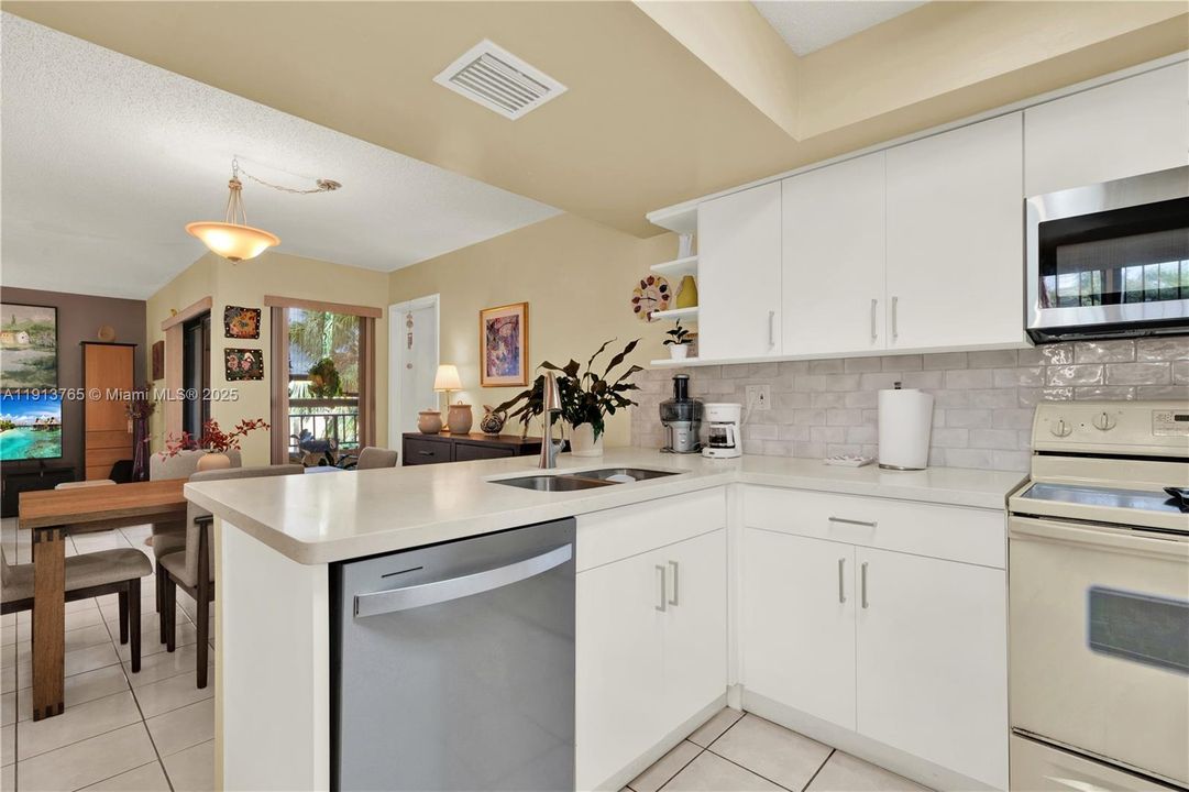 For Sale: $352,000 (3 beds, 2 baths, 1215 Square Feet)