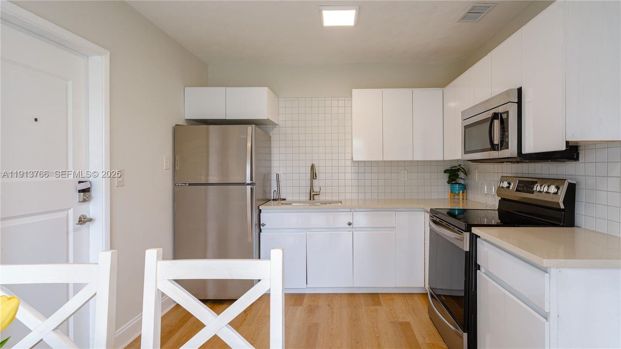 На продажу: $545,000 (2 спален, 1 ванн, 744 Квадратных фут)