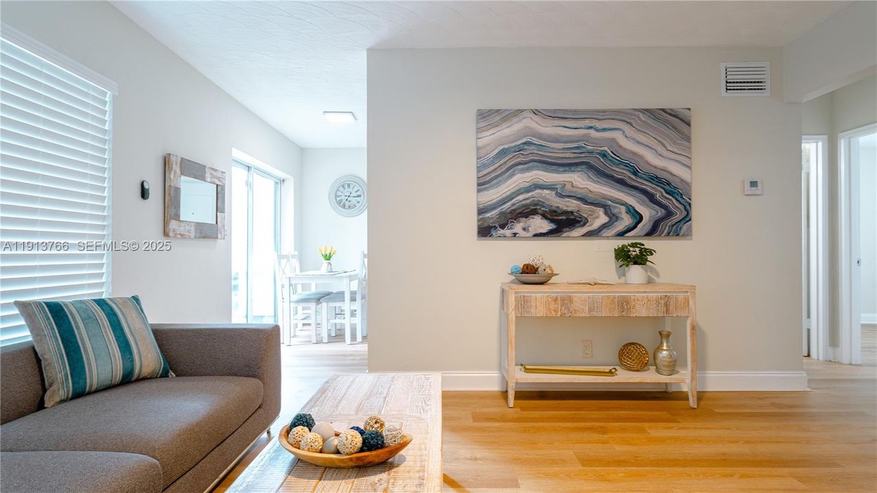 На продажу: $545,000 (2 спален, 1 ванн, 744 Квадратных фут)