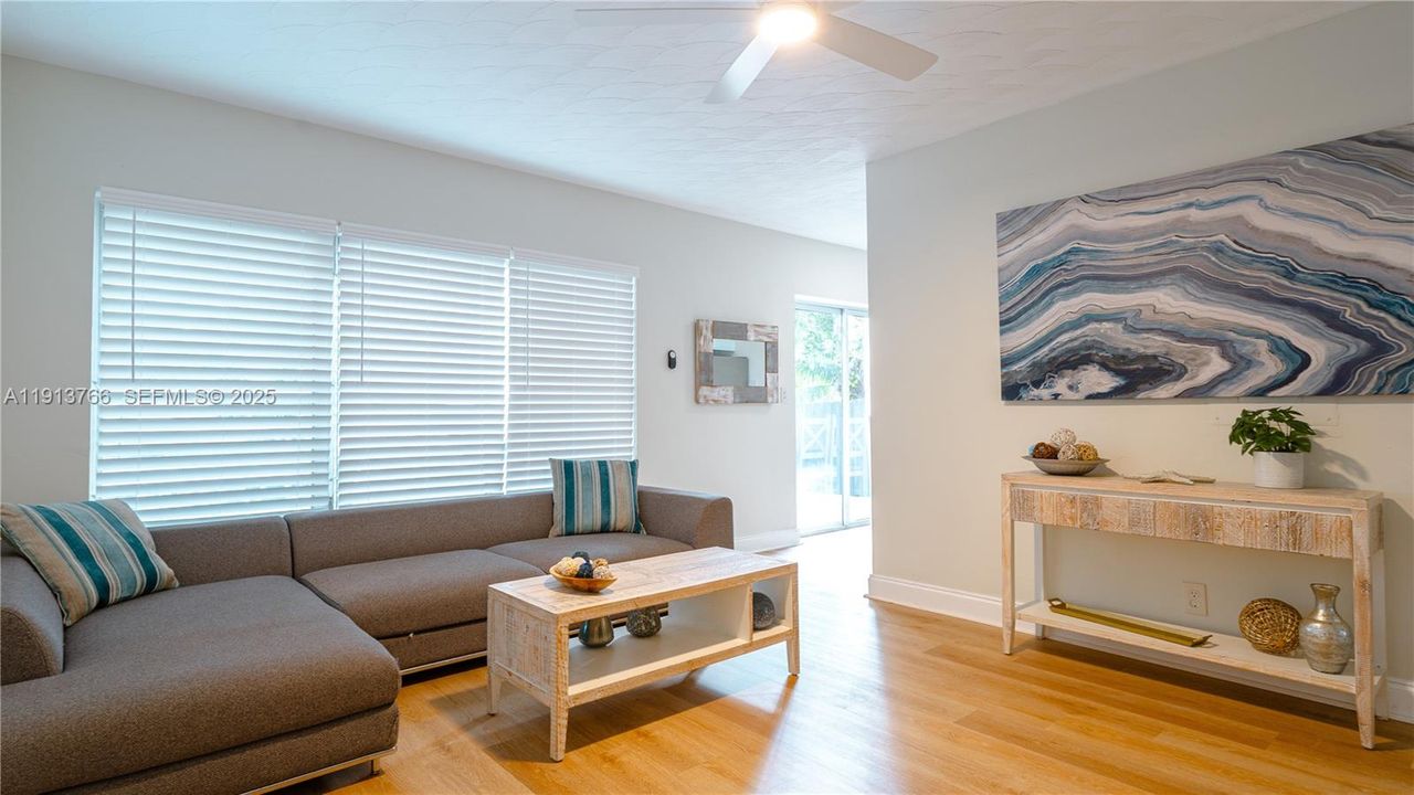 На продажу: $545,000 (2 спален, 1 ванн, 744 Квадратных фут)