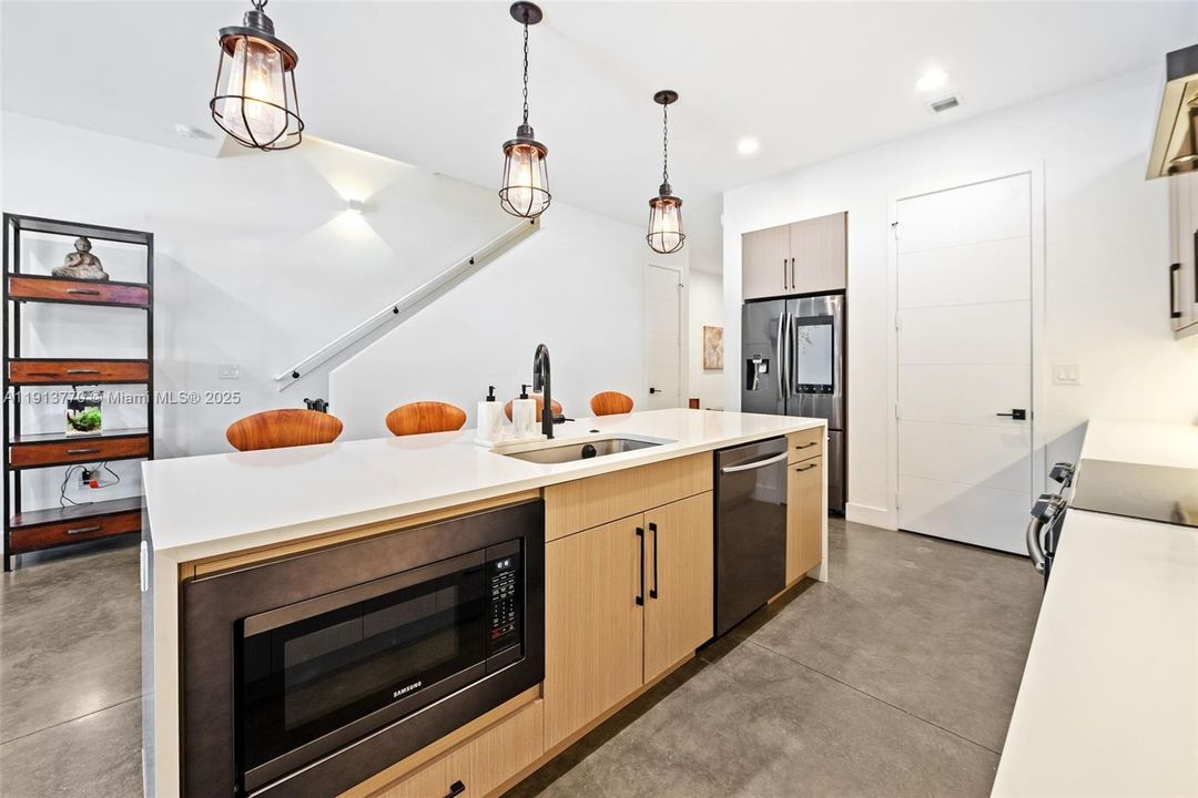 На продажу: $999,000 (3 спален, 3 ванн, 1906 Квадратных фут)