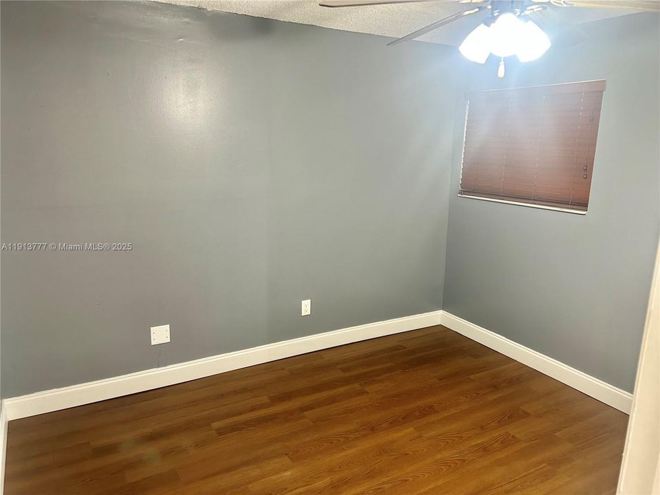 待售: $265,000 (2 贝兹, 1 浴室, 707 平方英尺)