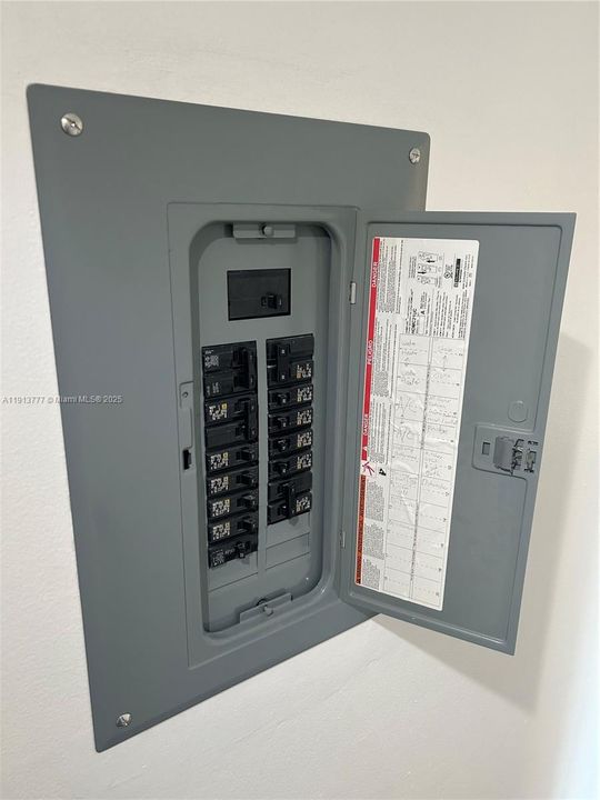 待售: $265,000 (2 贝兹, 1 浴室, 707 平方英尺)