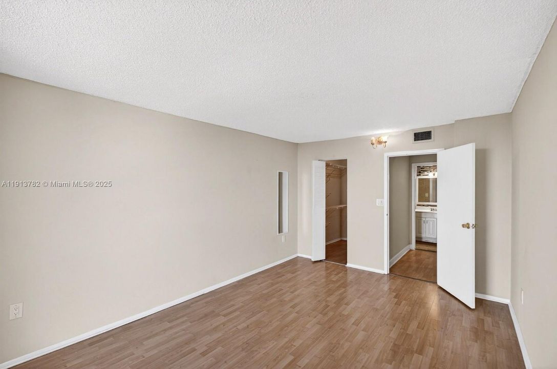 For Sale: $190,000 (1 beds, 1 baths, 728 Square Feet)