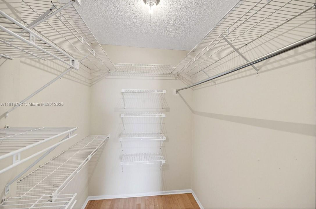 For Sale: $190,000 (1 beds, 1 baths, 728 Square Feet)