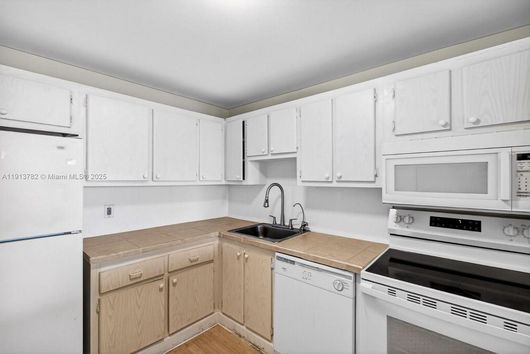 For Sale: $190,000 (1 beds, 1 baths, 728 Square Feet)