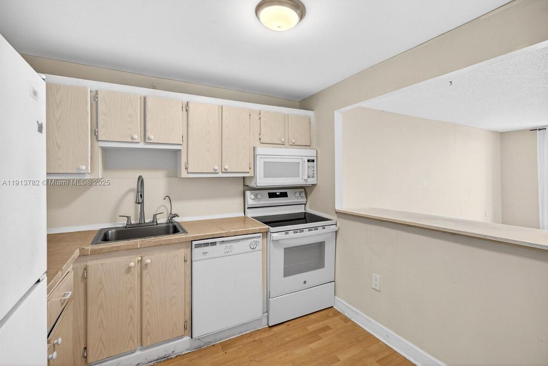 For Sale: $190,000 (1 beds, 1 baths, 728 Square Feet)