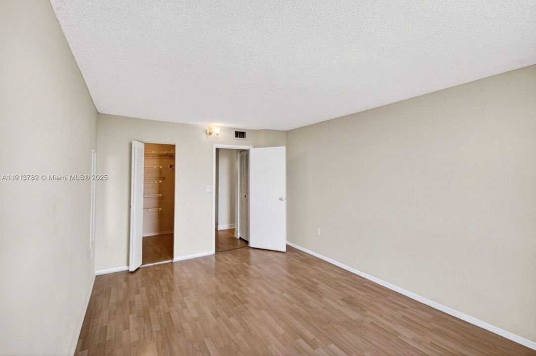 For Sale: $190,000 (1 beds, 1 baths, 728 Square Feet)