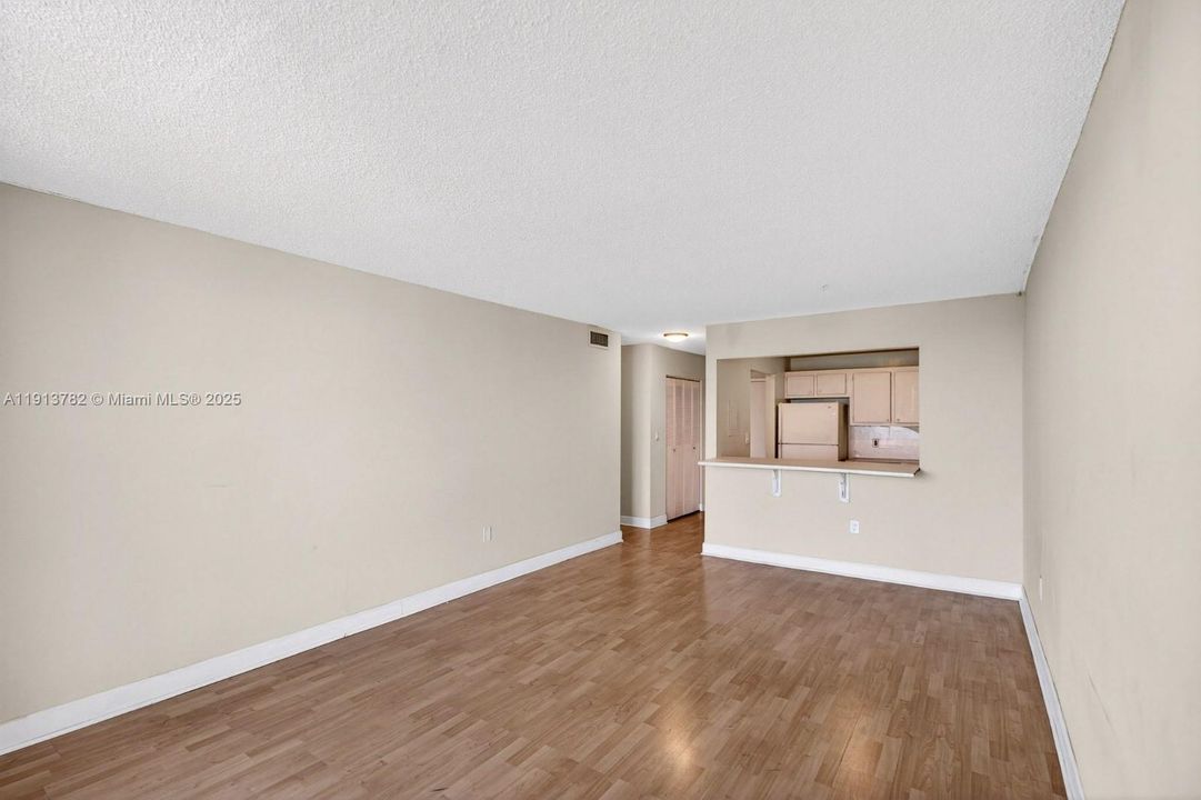 For Sale: $190,000 (1 beds, 1 baths, 728 Square Feet)