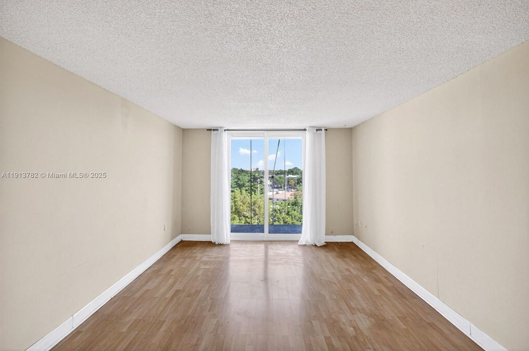For Sale: $190,000 (1 beds, 1 baths, 728 Square Feet)