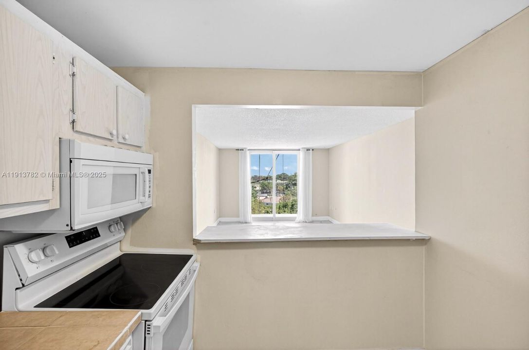 For Sale: $190,000 (1 beds, 1 baths, 728 Square Feet)