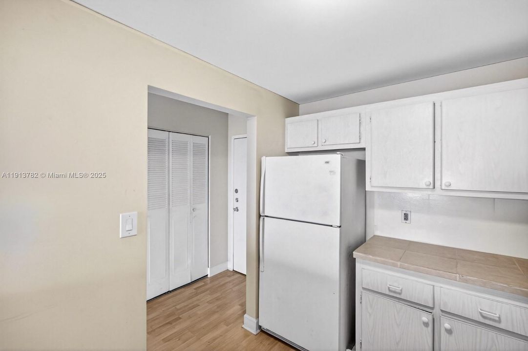 For Sale: $190,000 (1 beds, 1 baths, 728 Square Feet)