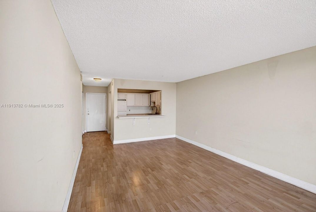 For Sale: $190,000 (1 beds, 1 baths, 728 Square Feet)